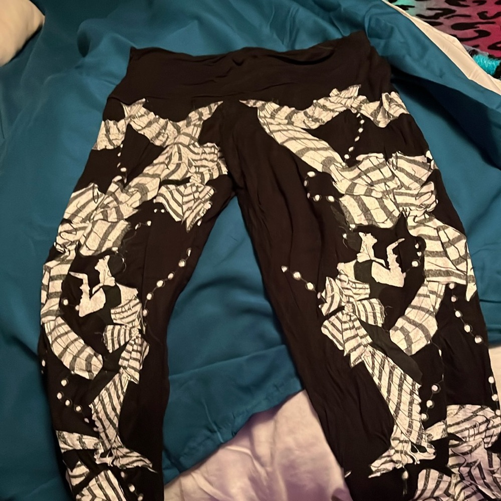 Black leggings with white ribbon imprint